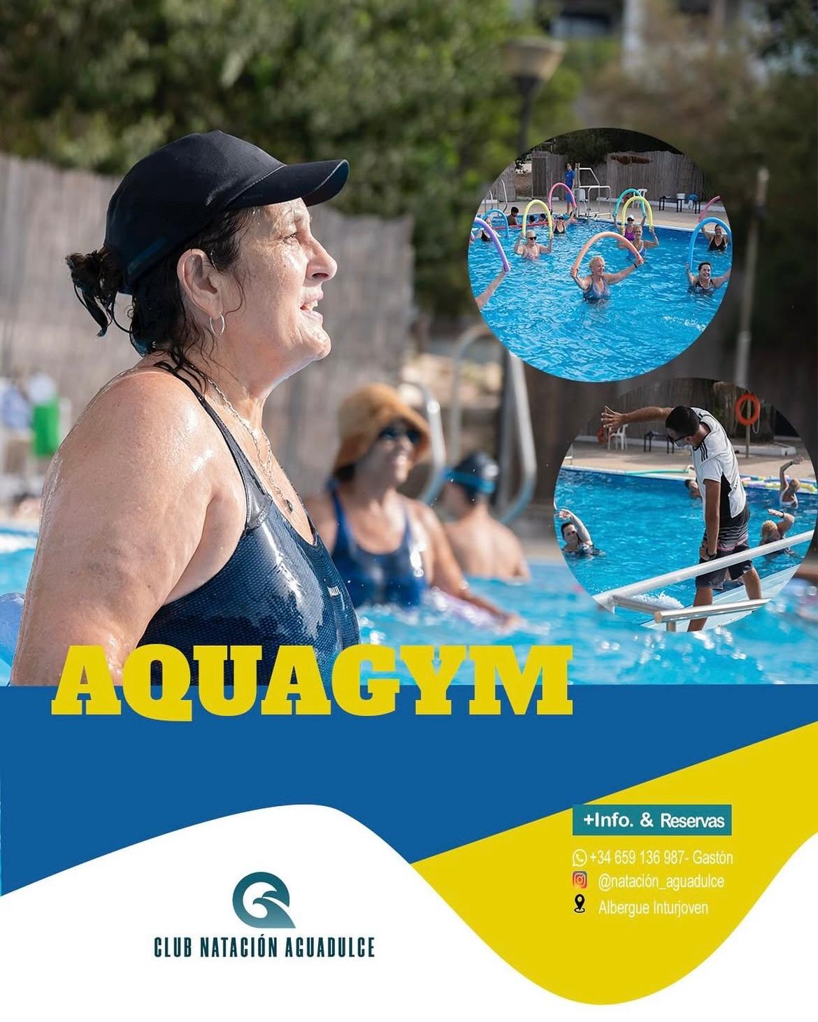 Grupo de personas realizando Aquagym en piscina exterior